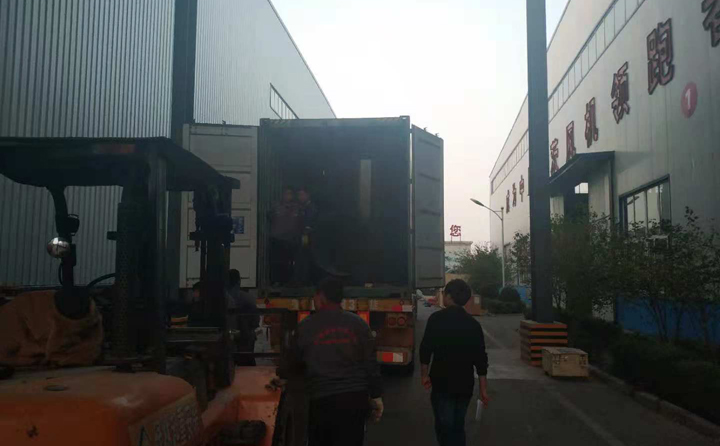 锯末榴莲视频成人官网正在装车，准备发往塔桑尼亚