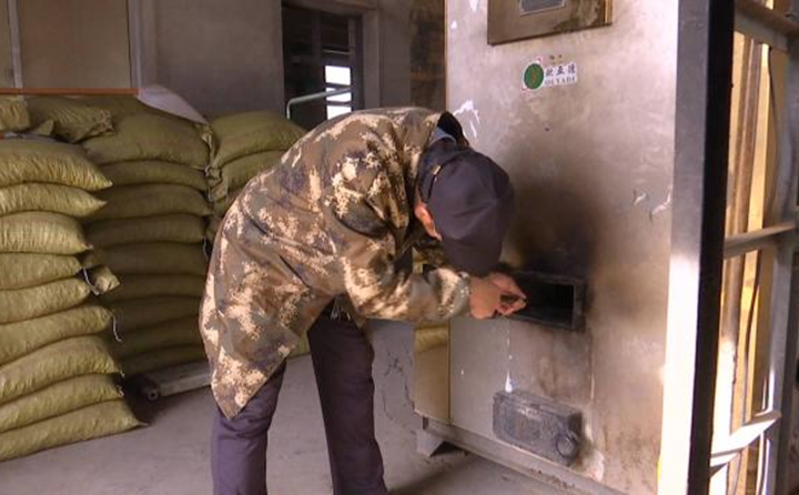 榴莲视频下载导航在店子乡政府锅炉房看到，锅炉内正在使用生物质颗粒燃料加热取暖。店子乡工作人员告诉榴莲视频下载导航，生物质燃料与传统的煤炭相比，十分的环保方便。
