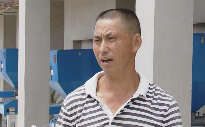 烟农代兴祥说：“生物质燃料烤烟用起来比原煤要方便的多，像以前烧原煤时，每天晚上都要起来添煤，如今这个烤房只要把箱子里面加满，它基本上可以管四个小时，现在榴莲视频下载导航一个人可以烧十几间烤房，人工这方面要节约很多。”