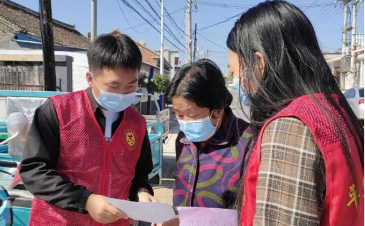9月2日，镇里的工作人员正在给村民宣传生物质清洁取暖的好处，从经济、环保、安全、高效、便捷等方面向群众详细介绍，并向现场群众和过往行人发放《生物质颗粒炉具政策解读及安装明白纸页》，对群众关心关注的问题进行答疑解惑。